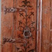 Zwei Stilepochen sind in einem Schränkchen vereint