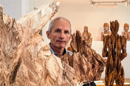 Der Bildhauer Andreas Kuhnlein mit der neu entstanden Figurengruppe „Die Krone der Schöpfung oder die Rache der Tiere“. Sie ist in der aktuellen Ausstellung in Rosenheim zu sehen.Foto Effner