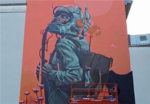 Der Erdinger Daniel Westermeier verzierte die Rückwand eines Hauses in der Gillitzerstraße mit einem Astronauten.