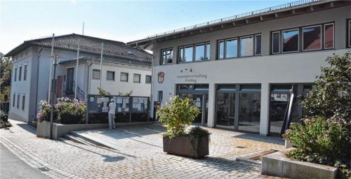 Der gepflegte Vorplatz vor dem Pruttinger Rathaus müsste nach einem Entwurf von 2011 einem Anbau weichen. Davon hielten die Gemeinderäte aber nichts. Foto Schlecker