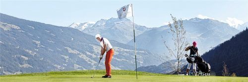 Der Golfclub Zillertal in Tirol bietet Sport mit Ausblick auf das Panorama der Zillertaler Alpen.Foto Zillertal Tourismus GmbH / blickfang-photografie.com