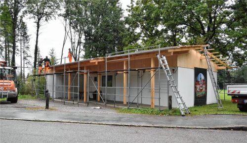 Der Jugendtreff „Box“ in Stephanskirchen ist um zwei weitere Container erweitert worden. Im Moment bekommt die „Box“ ein neues Dach. Es ist eine der Wirkungsstätten von Marinus Jaroschinski. Foto Schlecker