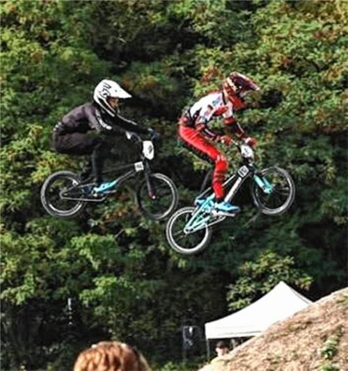 Der Kolbermoorer Stefan Heil hat den deutschen BMX-Meistertitel errungen. Hier setzt er sich gegen Julian Schmidt durch. Foto www.facebook.com/hildebrandt.berlin