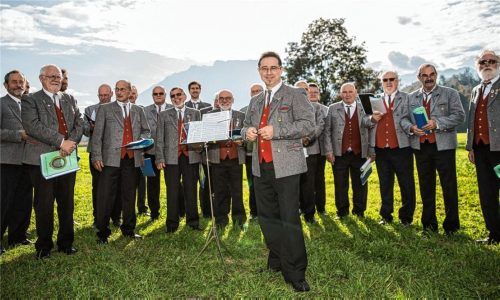 Der Männergesangverein Kiefersfelden nimmt kommenden Freitag seine Proben wieder auf. Zwar dürfen die Mitglieder nicht, wie hier auf dem Foto, das noch vor der Corona-Pandemie aufgenommen wurde, eng zusammenstehen. Dennoch freuen sie sich, endlich wieder zusammen singen zu dürfen. Foto RE