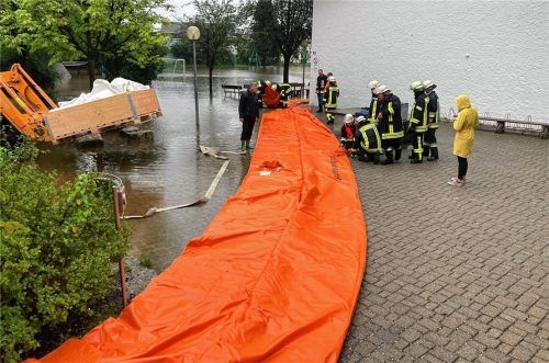 Der mobile Hochwasserschutz, auch „Hochwasserwurscht“ genannt, hat verhindert, dass beim Hochwasser am4. August Wasser in die Pruttinger Turnhalle geflossen ist. Foto Thusbaß
