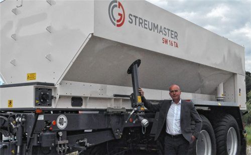 Die Gemeinde Egglkofen kann dank der positiven Entwicklung bei der Gewerbesteuer beruhigter in die Zukunft schauen. Ein wichtiger Geldgeber ist hier die Firma Streumaster (hier Geschäftsführer Andreas Marquardt). Foto Schwarz