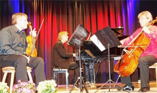 Der Pianist und Komponist aller Stücke, Peter Ludwig, Arben Spahiu (links) mit Violine und Peter Wöpke am Cello nahmen die begeisterten Zuhörer auf eine musikalische Reise um die Welt mit. Foto Giesen