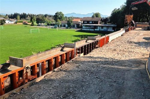 Der Randbalken soll den rutschenden Hang am Eggstätter Sportplatz befestigen. Knapp 50 Jahre hat Anwohner Georg Obermeier deswegen mit der Gemeinde gestritten. Foto Obermeier
