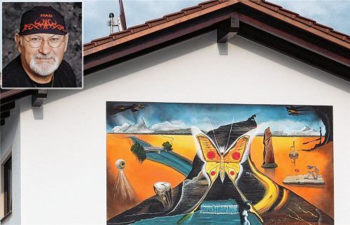 „Der Rosenfalter vom Isengau“, von Edi Sommer (oben links) auf eine Hauswand in Erharting gemalt. Foto  fuhrmann
