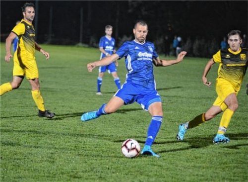 Der Rosenheimer BiH-Spieler Sanel Sehric (am Ball) war nicht zu halten und erzielte beim 5:1-Sieg seiner Mannschaft in Großkarolinenfeld gleich vier Treffer.Foto Ruprecht
