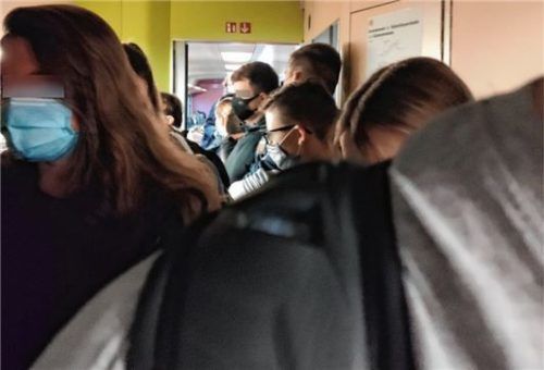 Dicht an dicht stehen die Fahrgäste auch im Gang. Es gibt nicht genügend Sitzplätze.Foto Bettger