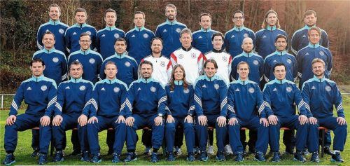 Die Abschlussklasse von 2015: Hinten von links Florian Kohfeldt (Werder Bremen), Daniel Wimmer (zuletzt NLZ 1. FC Nürnberg), Martin Lanzinger (zuletzt U19 FC Augsburg), Holger Seitz (in der Leitung FC Bayern Nachwuchs), Marco Rose (Borussia Mönchengladbach), Tom Cichon (zuletzt Co-Trainer 1. FC Köln), Boris Schommers (1. FC Kaiserslautern), Torsten Frings (SV Meppen), Steffen Baumgart (SC Paderborn); Mitte von links Thomas Seeliger (SC Weiche Flensburg), Sascha Hildmann (Preußen Münster), Erdinc Sözer (Co-Trainer Hertha BSC Berlin), Björn Müller (damals DFB, jetzt Co-Trainer SV Meppen), Frank Wormuth (damals Ausbildungsleiter DFB, jetzt Heracles Almelo), Brendan Birch (DFB), Günther Gorenzel-Simonitsch (Sportliche Leitung 1860 München), Vahid Hashemian (Co-Trainer Nationalmannschaft Iran), Frank Fahrenhorst (VfB Stuttgart II); Vorne von links: Steffen Winter (Verbandstrainer Westfalen), Thomas Reis (VfL Bochum), Christian Wimmer (VfL Wolfsburg U19), Engin Yanova (Verbandstrainer Bayern, Co-Trainer U20-Nationalmannschaft), Jana Menzel (zuletzt Verbandstrainerin Niedersachsen), Rüdiger Rehm (SV Wehen-Wiesbaden), Marcus Jahn (Nachwuchsleiter Chemnitzer FC), Daniel Meyer (Eintracht Braunschweig), Benjamin Hoffmann (FSV Mainz U19).