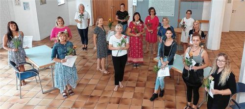 Die Absolventinnen mit den Fachreferentinnen Ulrike Jansen-Collet (Vierte von links), Regina Backes (Siebte von rechts) und Marion Hilger (Mitte hinten) vom Katholischen Bildungswerk Rosenheim. Foto re