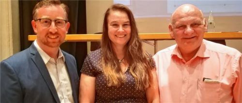 Die Aufstellungsversammlung der AfD für den Bundestagswahlkreis Rosenheim hat die Prienerin Michaela Eglseer zur Direktkandidatin der AfD gewählt. Es gratulieren: die Kreisvorsitzenden Andreas Winhart (links) und Franz Bergmüller (rechts).Foto re
