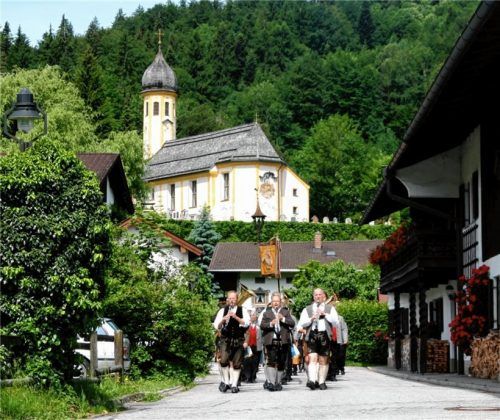 Die Baukultur des Voralpenlandes zu wahren und die einzelnen Ortskomponenten architektonisch zu verbinden – das ist das Ziel in Kiefersfelden. Die Gemeinde beteiligt sich am Leader-Projekt „Baukulturregion Voralpenland“. Unser Bild zeigt die Musikkapelle Kiefersfelden bei einem Festzug durch den historisch gewachsenen Ortskern. Foto Schmidt