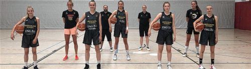 Die beiden SBR-Damen im Nationalmannschaftstrikot: Maria Perner (ganz links) und Melina Aigner (ganz rechts).Foto re