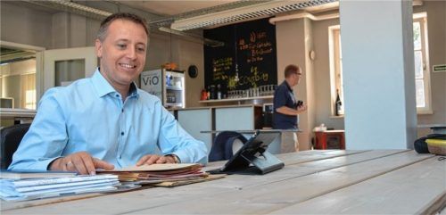 Die besondere Atmosphäre eines Co-Working-Platzes hat Traunsteins Oberbürgermeister Dr. Christian Hümmer erst kürzlich im „B1 connect“ kennengelernt. Er verbrachte dort einen Tag zusammen mit jungen Gründern und Selbstständigen. Foto Große Kreisstadt Traunstein).