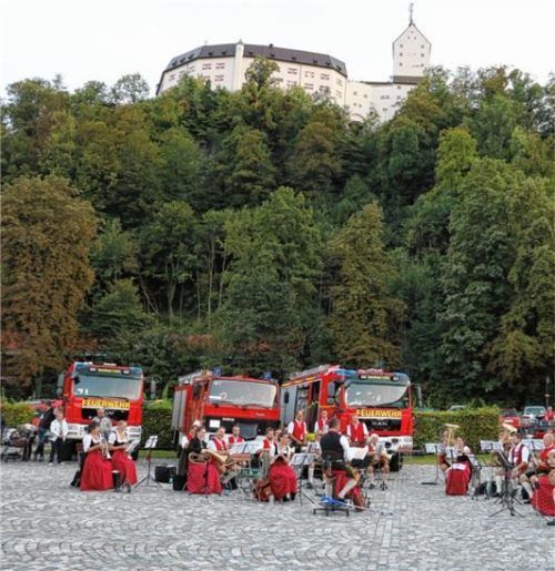 Die Besucher der Jubiläumsfeier freuten sich über die Veranstaltung und die Musik vor der Festhalle. Foto Rehberg