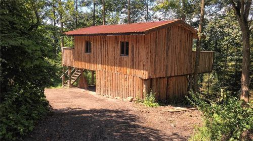 Die „Buachwoidhüttn“: Ein ganzes Jahr haben 14 junge Edlinger und Ramerberger an ihrem Baumstammhaus gewerkelt, nun sollen sie es wieder abreißen. Die Entscheidung des Landratsamtes Rosenheim, gefällt nach einer anonymen Anzeige, sorgt für reichlich Gesprächsstoff bei unseren Lesern. Foto Duczek