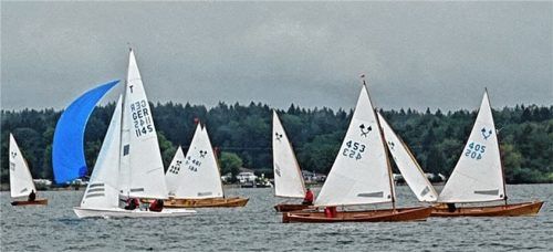 Die Chiemseeplätten kurz nach dem Start, auf Gegenkurs mit dem blauen Spinnaker die erste, früher gestartete Tempest.Foto Bauersachs