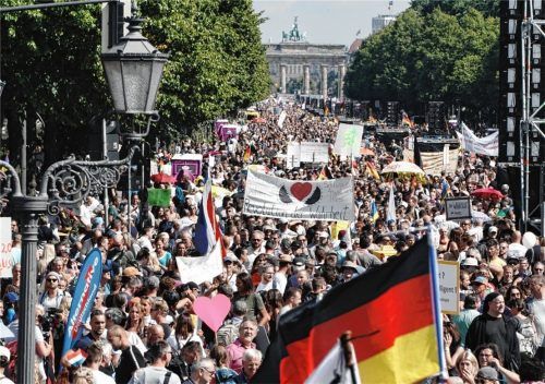 Die Demonstration gegen die Corona-Maßnahmen am 29. August in Berlin – hier Teilnehmer auf der Straße des 17. Juni – sorgt bei den Lesern der OVB-Heimatzeitung für reichlich Gesprächsstoff.Foto dpa