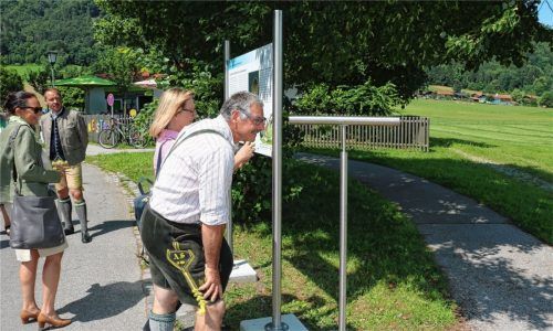 Die erste Schautafel des „Leader“-Projekts „Römerregion Chiemsee“ ist kürzlich in Aschau aufgestellt worden. Auch weitere geförderte Projekte sollen heuer umgesetzt werden. Foto reh