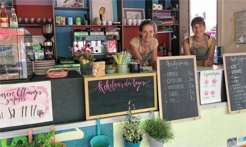 Die Frauen hinter dem Café „Kokolores“: Raija Buchhorn (links) und Eva Kieckhäfer haben sich mit der Eröffnung des Cafés einen Traum erfüllt. Foto Heise