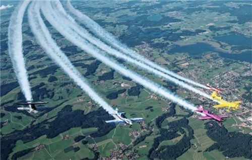 Die fünf Flugzeuge der Skytexter über Prien und Umgebung. Foto Dietmar Schreiber/Skytext