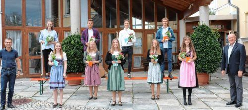 Die geehrten Jugendlichen mit dem Jugendbeauftragten Markus Löw (links) und Bürgermeister Christian Glas (rechts). Foto re