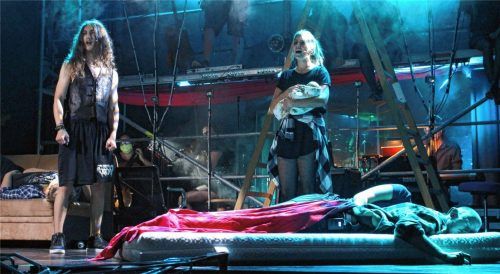 Die Geschichte steht nicht unbedingt im Vordergrund, wenn Jonas Robichaud, Lilli Zeilhofer und Maximilian Miersch (von links) im Antretter-Saal in Stephanskirchen auftreten.Foto Kirschner