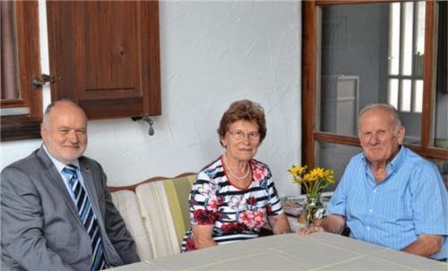 Die Glückwünsche der Marktgemeinde überbrachte Bürgermeister Thomas Einwang (links) an das Jubelpaar Maria und Sebastian Mottinger.Foto Rampl