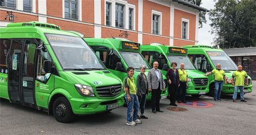 Die grüne Flotte (von links): Busfahrerin Sylvia Schulzen, Karin Wallisch von der Stadtverwaltung, Bürgermeister Peter Kloo, Elisabeth Kalenberg und die Busfahrer Winfried Weber, Bernhard Huber und Robert Hastreiter. Fotos weinzierl