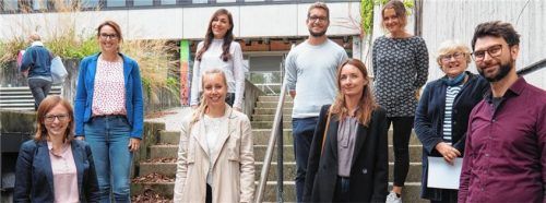 Die neuen Lehrer, empfangen von Schulleiterin Verena Grillhösl (Zweite von rechts): (obere Reihe von links): Karin Mertz, Andrea Hottner, Alexander Neft und Valerie Rasthofer, (unten von links): Ramona Walter, Nina Gasser, Eva-Maria Mayer und Florian Micklitz. Foto Weithofer