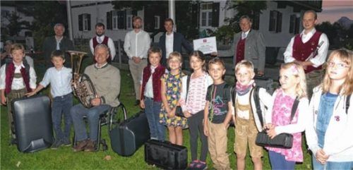 Die neunköpfige neue Bläserklasse freute sich über ihre Instrumente. Auch Bürgermeister Hajo Gruber (Dritter von links) war bei der Übergabe mit dabei.Foto hoffmann