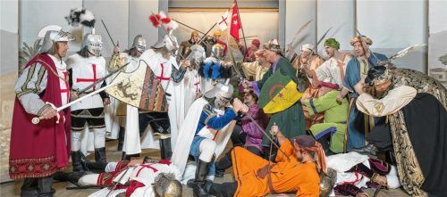 Die Ritterschauspiele  (hier ein Szenenbild) sind ein fester Bestandteil im Leben der Kiefersfeldener Dorfgemeinschaft. Jung und Alt wirken mit Begeisterung vor und hinter der Bühne mit. Foto Mitterer