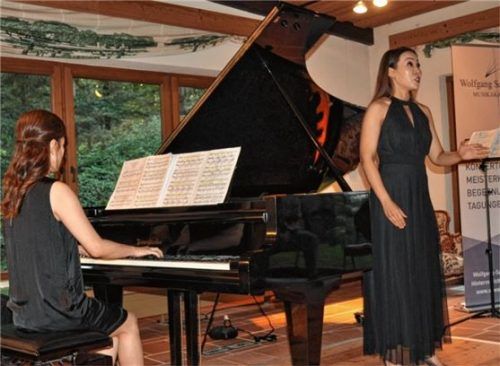 Die Sängerin Su Ronga begeisterte das Publikum im ehemaligen Schwimmbad der Sawallisch-Villa. Begleitet wurde die Sopranistin von Hansol Cho am Klavier. Foto Eder