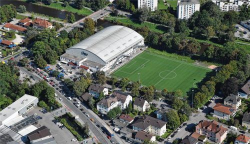 Die Sanierung des Rosenheimer Eisstadions kostet rund zwölf Millionen Euro. 2,2 Millionen davon übernimmt jetzt der Bund. Unter anderem soll die Dachfläche des Stadions erneuert werden. Foto Portaflug/Flugplatz Endorf