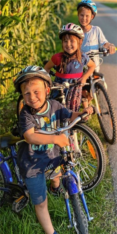 Die Scheitzeneder-Kinder aus Engelsberg haben beim Radfahren die Umgebung und die Natur erkundet: (von vorne) Jakob (4), Susanne (7) und Benedikt (9).Foto  Gillitzer