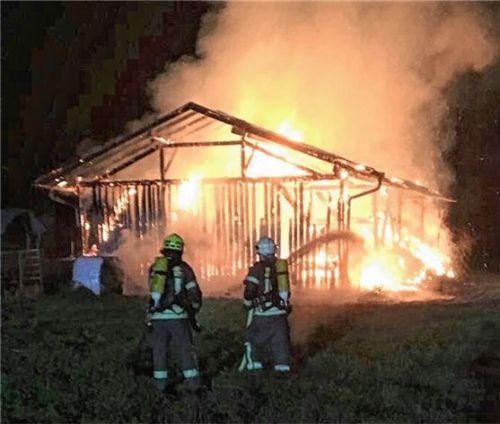 Die Scheune in der Dorotheenstraße konnten die Feuerwehrler nicht mehr retten. Foto Volk/Kreisfeuerwehrverband Traunstein.