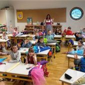 Hausmeister baut Schutz