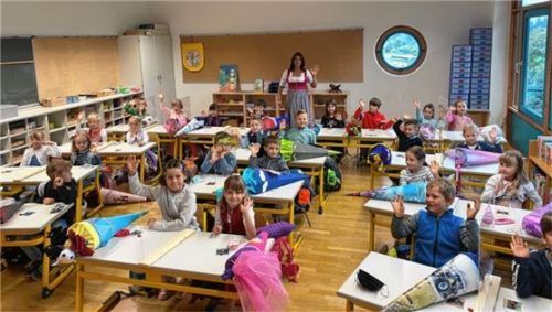 Die Schönauer Erstklässler werden durch Plexiglasscheiben auf den Tischen geschützt. Foto  Gerlach