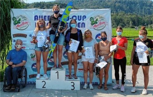 Die Siegerehrung im Slalom der Damen durch Bürgermeister Hajo Gruber (links). Ganz oben auf dem Podest: Jana Wittenbrock. Foto WSCKR