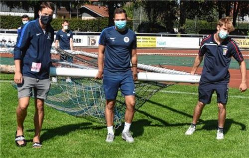 Die Spiele können beginnen: Vorbildlich mit Maske ausgerüstet stellen die Spieler des TuS Raubling die Tore im Inntalstadion auf. Foto Ruprecht