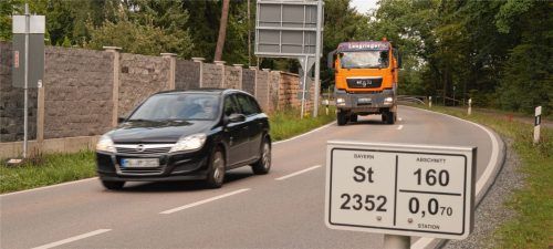 Die Staatsstraße 2352, bringt viel Verkehrslärm. Das Straßenbauamt empfiehlt geeignete Schallschutzmaßnahmen, wenn das Wohnquartier verdichtet wird und näher an die Fahrbahn heranrückt.Foto  Grundner