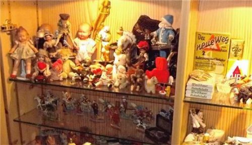 Die Vitrinen bei Reichgrubers sind voll mit Sammlerstücken aus Stoff, Holz, Metall oder Keramik in allen Variationen.