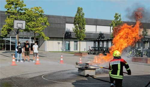 Die Vorführung einer Fettbrandexplosion erlebten Schüler der Pauline-Thoma-Schule aus sicherer Entfernung. Sie war Bestandteil eines Besuchs der Feuerwehr im Rahmen der Aktionswoche „Helfen ist Trumpf“. Foto  Riediger