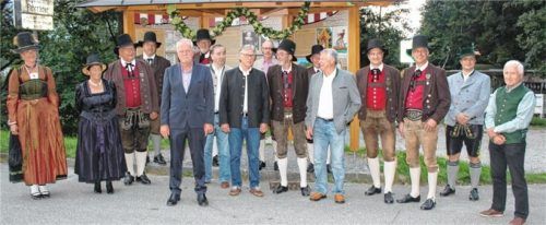 Die zahlreichen Beteiligten aus Bayern und Tirol fanden sich zu einer Feierstunde vor der Schiffleute-Tafel zusammen, um ihr gemeinsames Werk offiziell der Öffentlichkeit zu übergeben. Unter ihnen waren unter anderem Johann Dettendorfer, Vorsitzender des Nußdorfer Schiffleutvereins (Dritter von links), der Erler Bürgermeister Georg Aicher-Hechenberger (Fünfter von links) und der Erler Ortschronist Erwin Thrainer (Achter von links).Foto Steffenhagen