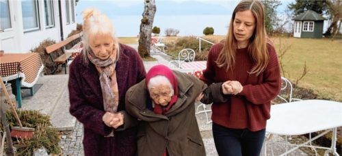 Diese drei Frauen stehen im Zentrum von „Walchensee“: Anna, Nora und die Regisseurin Janna Ji Wonders (von links). Foto Flare Film