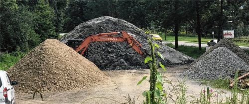 Dieser Aushub, der auf der Fläche an der Aiblinger-/Rudolf-Hauseblas-Straße zwischengelagert wird, wird als nächstes beprobt. Foto Artmeier