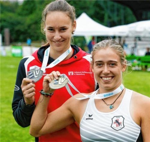 Doppel-Triumph: Noemi Rentz aus Bad Feilnbach (rechts) wurde bayerische Meisterin im Stabhochsprung der Juniorinnen vor Laura Kurzbuch vom TSV Wasserburg.